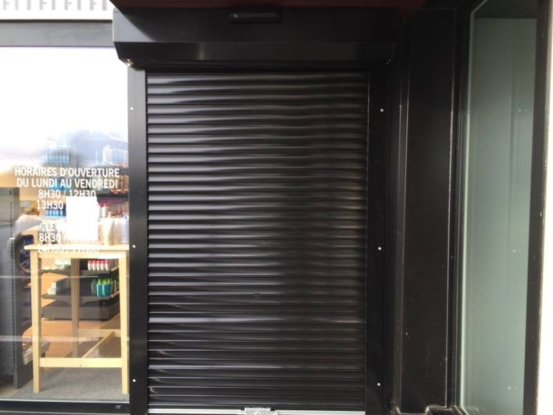 Installation d'une grille de sécurité sur la vitrine d'un commerce situé à Aix en Provence