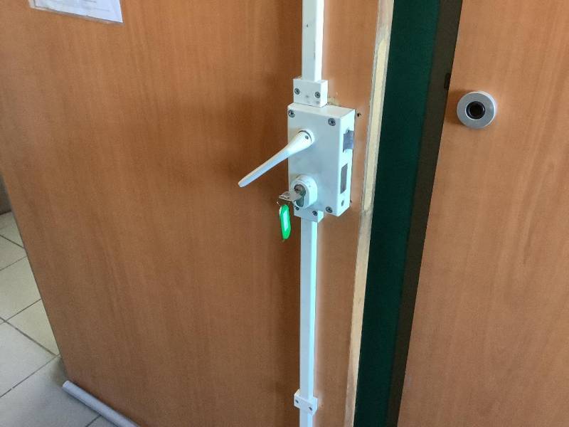 Remplacement de la serrure de sécurité 3 points cassée sur la porte d'une villa à Rousset